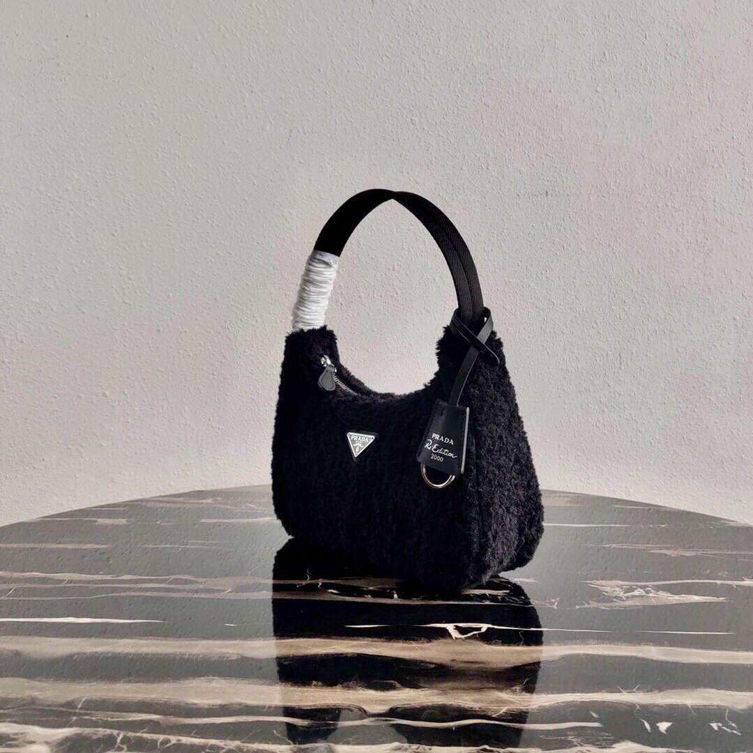 65324db8ec5f2.jpg Replica Prada 1NE515 Re Edition 2000 Shearling Mini Bag Black39068 - Image 1