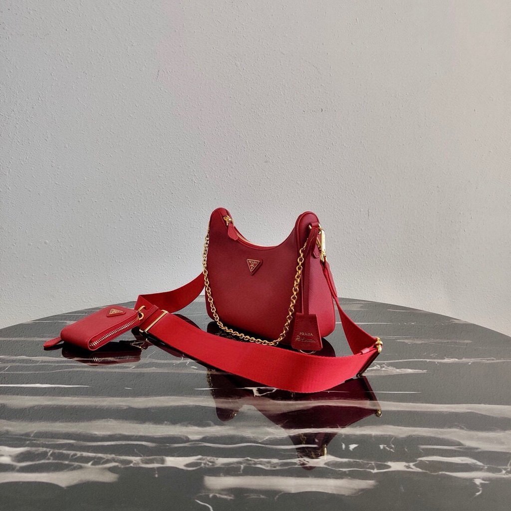 Our Factory offer best Designer HIGH quality replica handbags in cheaper price! Up to 70% discount now. Quality Guarantee! Fast Shipping Worldwide Replica Prada 1BH204 Prada Re-Edition 2005 Saffiano leather Bag in Red38947 - Image 1