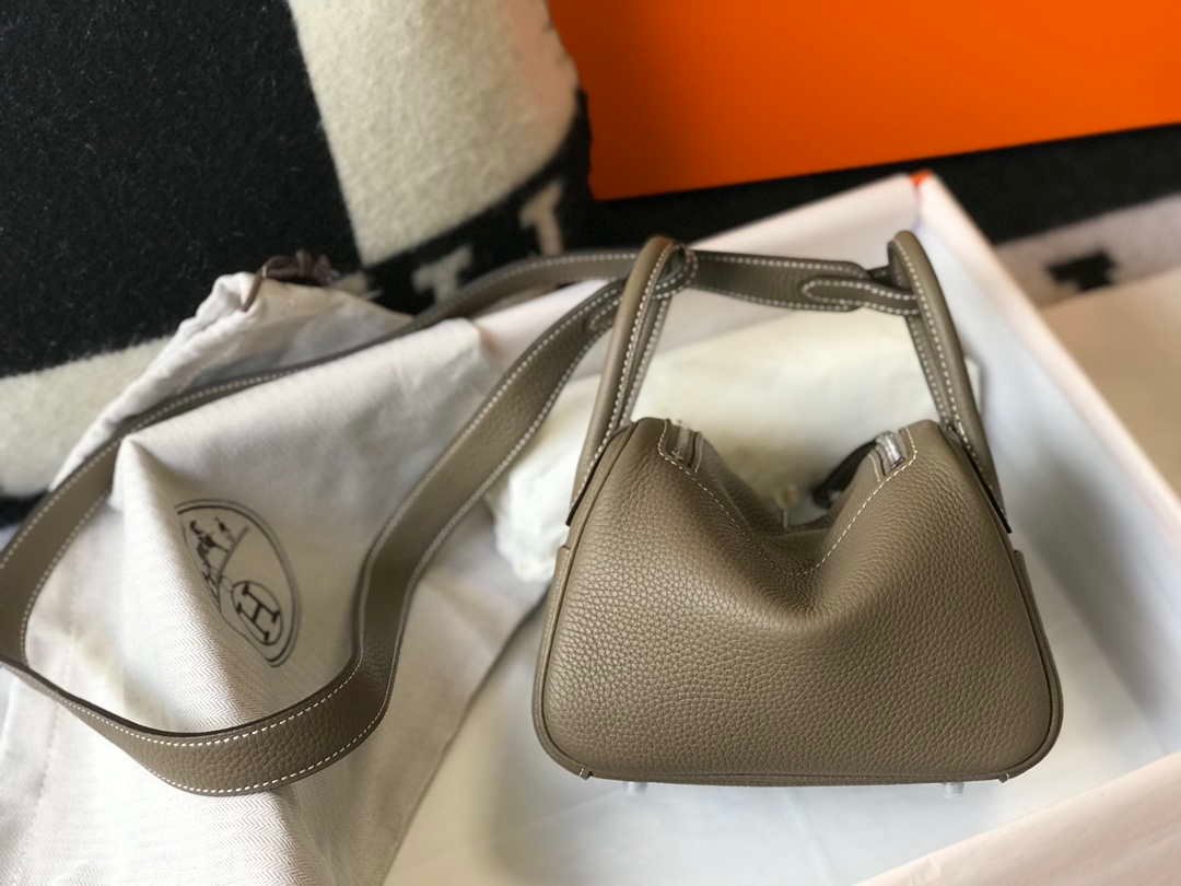 65327bbac5bb1.jpg Replica Hermes H079086 Lindy Mini Bag 19cm H23192635460 - Image 1