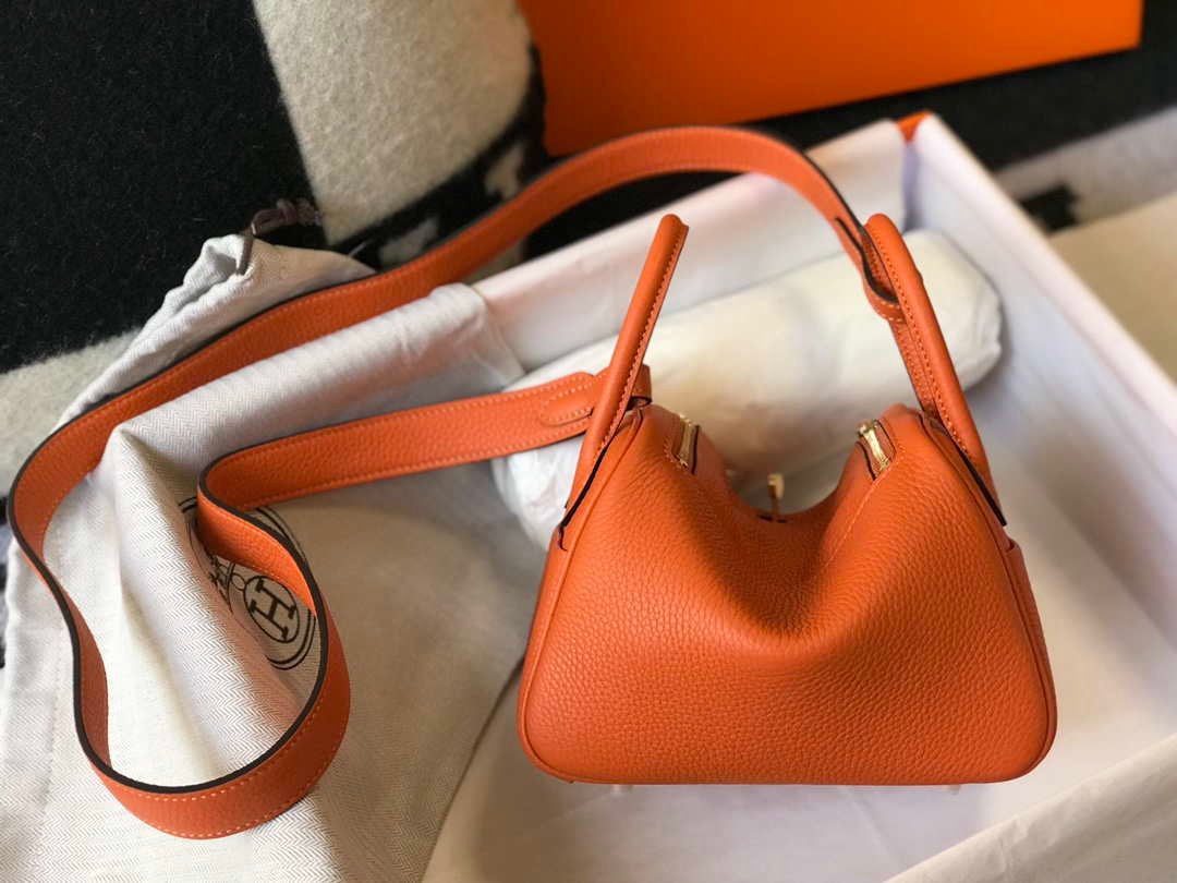 65327bccb11a4.jpg Replica Hermes H079086 Lindy Mini Bag 19cm H23192435375 - Image 1