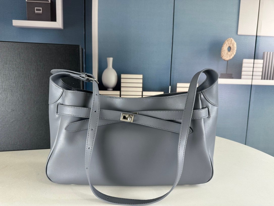wsxc1742829021253_0.jpg Balenciaga41382 - Image 1
