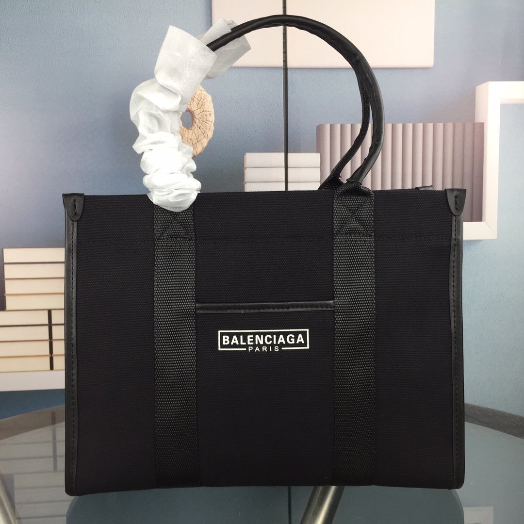 wsxc1742832572567_0.jpg Balenciaga41397 - Image 1