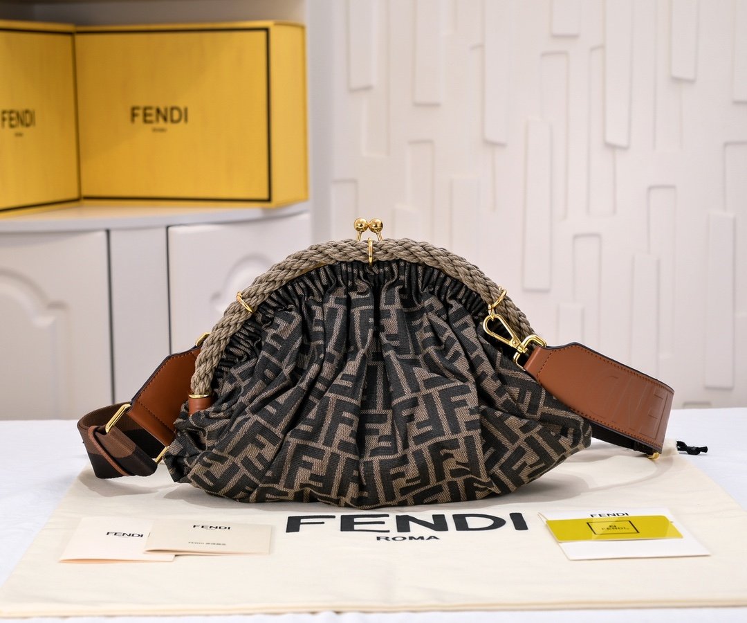 wsxc1742843956686_0.jpg FENDI40874 - Image 1