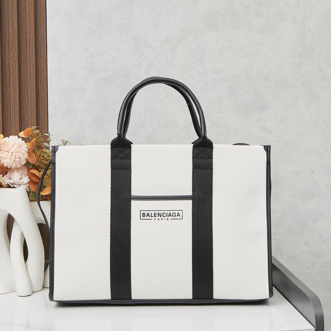 wsxc1743094671551_0.jpg Balenciaga41904 - Image 1
