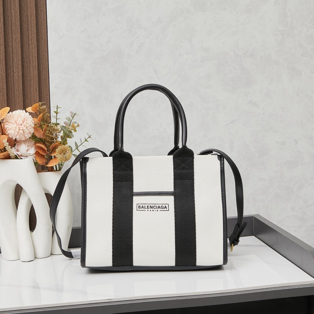 wsxc1743094847824_0.jpg Balenciaga41915 - Image 1